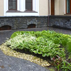 Садовая дорожка с подогоревом из гранитной плитки вокруг цветника
